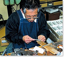 1本1本を丹精込めて作ります。この道60年です。